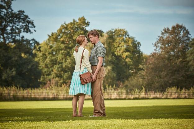 Saoirse Ronan y Billy Howle en 'En la playa de Chesil'. /  LP