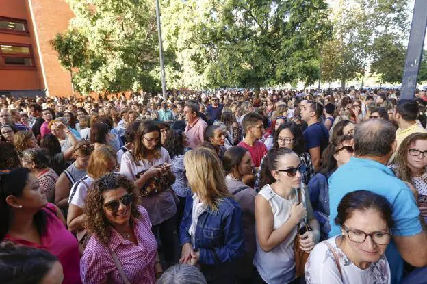 Cientos de opositores, ayer, en el campus de la Universitat de València. / Manuel Molines