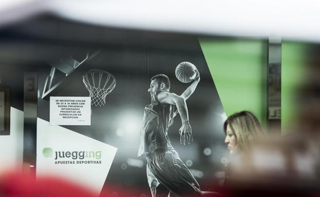 Una mujer pasa por delante de la fachada de un negocio de apuestas deportivas. / damián torres