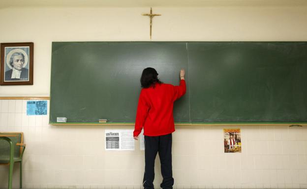 Una profesora durante una clase en un colegio de ideario religioso. / AFP