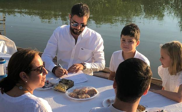 El artista Vicente Domínguez firma con los representantes infantiles la falla 2020 de Joaquín Costa-Burriana.