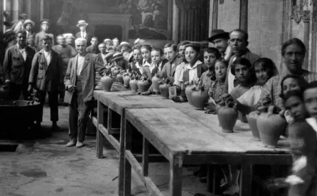 Botijos en la catedral de Toledo (Archivo Histórico Provincial, fondo Rodríguez). /