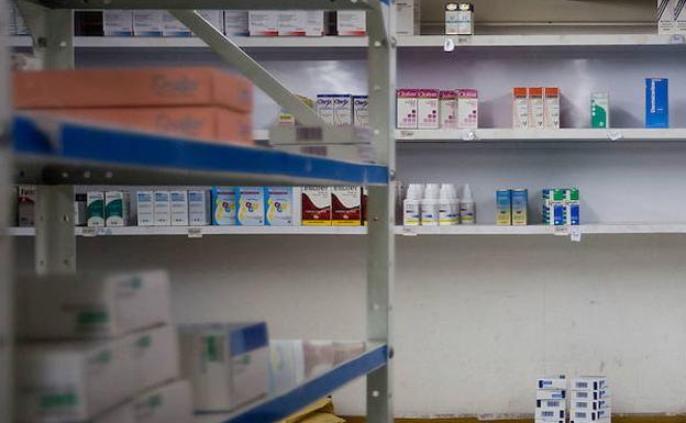 Imagen de archivo de medicamentos almacenados en un centro médico. /EFE