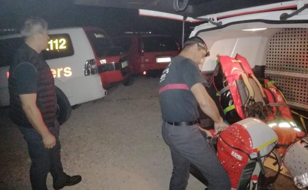 Members of the rescue team prepare the material. 