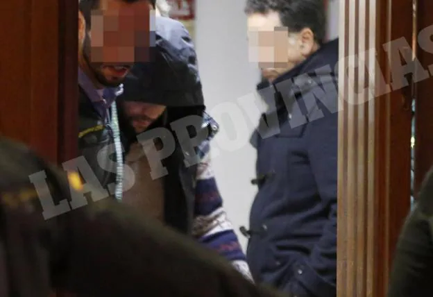 El detenido por la desaparición de Marta Calvo, en su traslado al cuartel de la Guardia Civil de Patraix en Valencia. / I. Marsilla