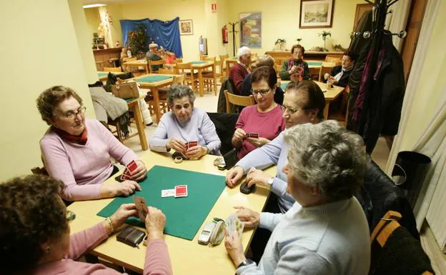Un grupo de jubiladas en un centro social. /R. C.