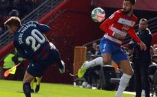 Miramón presiona a Vadillo durante el encuentro contra el Granada./EFE