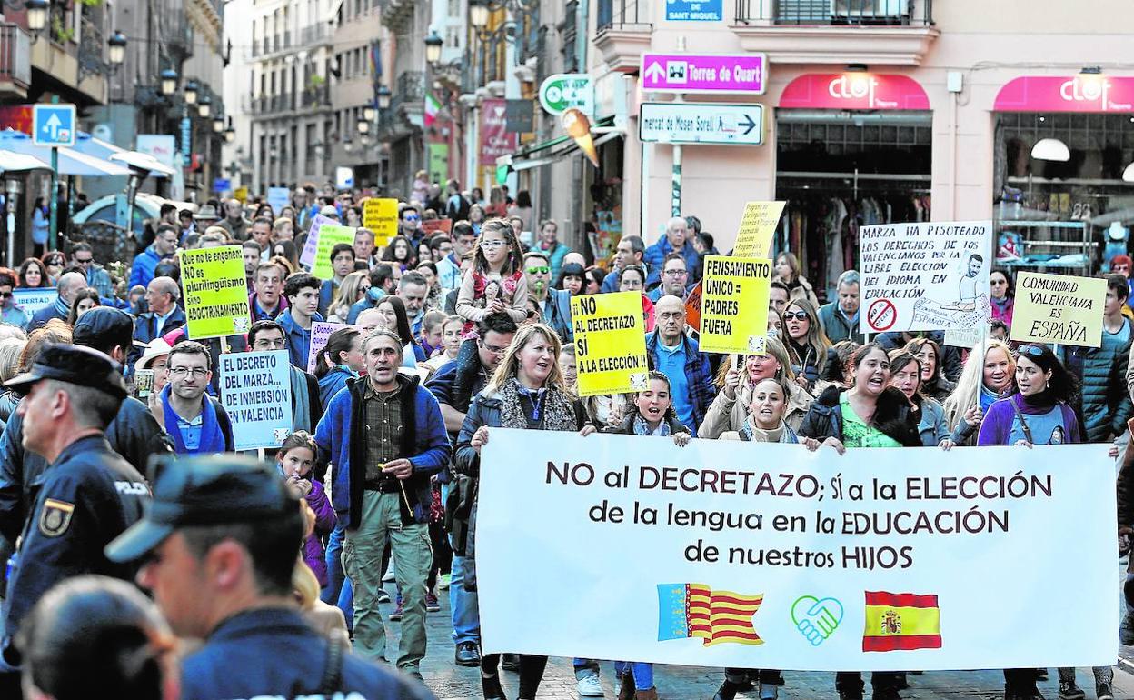 Las Protestas Contra El Retroceso Del Castellano Llegan Ya A Seis Municipios Valencianos Las Provincias