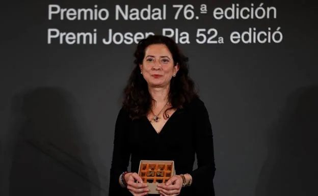 Ana Merino posa con el premio Nadal./EFE