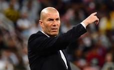 Zinedine Zidane, entrenador del Real Madrid, dirige a sus jugadores en el primer asalto de la Supercopa./Afp