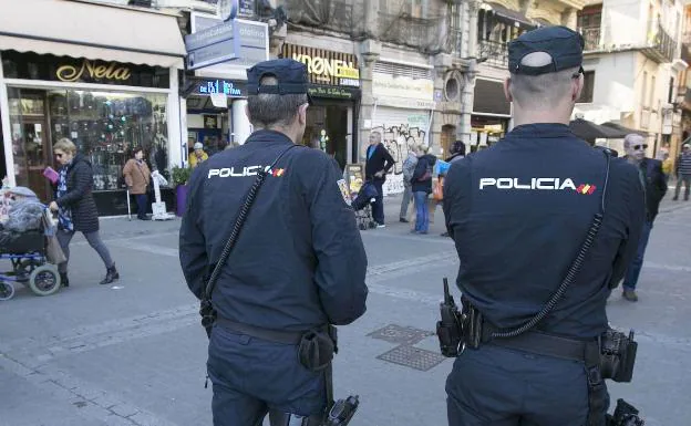 Dos agentes de la Policía Nacional en el centro de Valencia. /Damián Torres