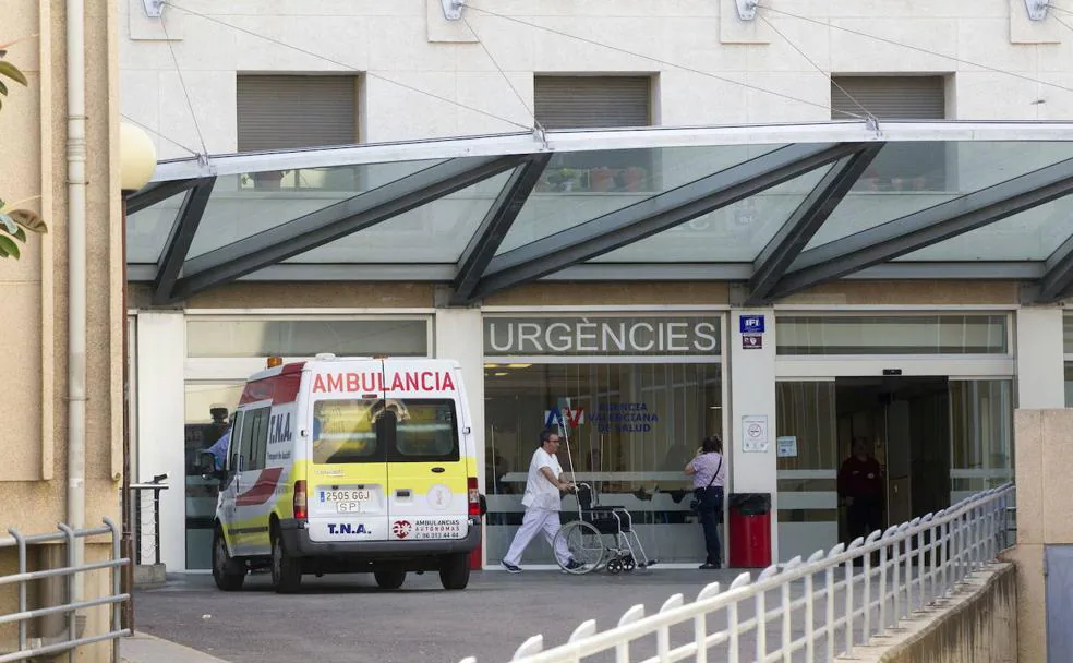 Entrada de Urgencias del Hospital Peset, donde permanece ingresado uno de los afectados./IRENE MARSILLA
