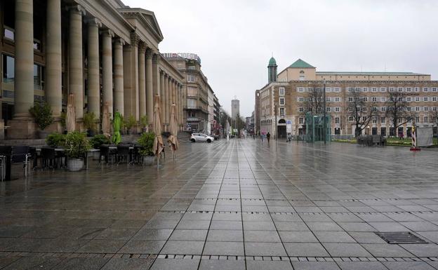 Una vista de la calle desierta de Koenig durante la pandemia de coronavirus en Stuttgart