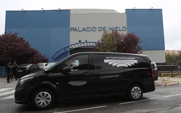 Coche fúnebre a las puertas del Palacio de Hielo.