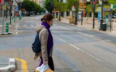 Una mujer camina con mascarilla por la calle Colón de Valencia./EP