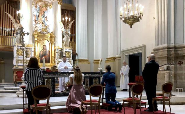 Una Pareja Desafia Al Coronavirus Y Celebra Su Boda En Una Iglesia De Oliva Las Provincias