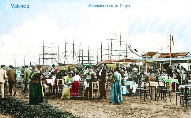 Merenderos en la playa de Valencia, postal coloreada. / Remeberteca Valencia