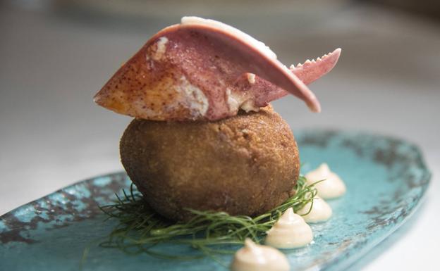 Croqueta de bogavante y kimchi, uno de los platos ofrecidos en uno de los 7 menús de Gastroplan Valencia quinta edición /Amalia Yusta