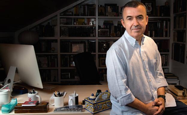 Lorenzo Silva posa en su estudio. /R.C.