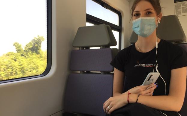 Estudios. Shakira Castillo coge el tren a diario en Cullera y lamenta los constantes retrasos.