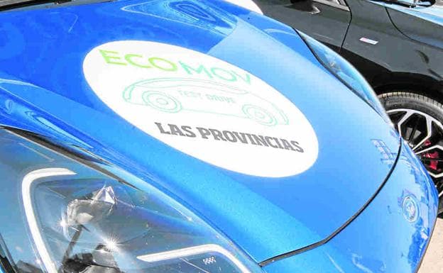 Coches ecológicos expuestos en un concesionario./Damián Torres