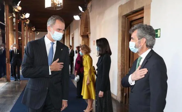 El Rey saluda al presidente del CGPJ, Carlos Lesmes, en la entrega de los Premios Princesa de Asturias/efe