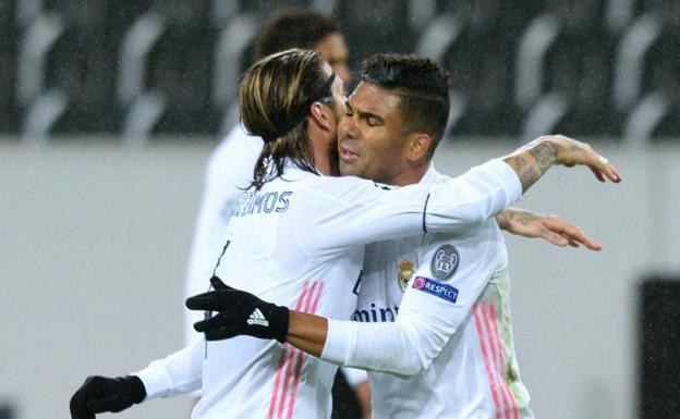 Sergio Ramos y Casemiro celebran el gol del empate. /Uwe Kraft (Reuters)