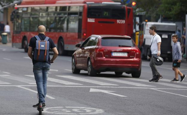 Un patinete eléctrico en Valencia. /JESÚS SIGNES