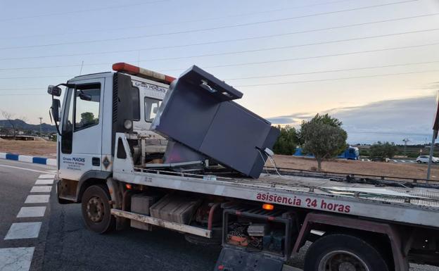 El cajero robado en la sucursal de Castellar y la grúa sustraída para cometer el asalto. /LP