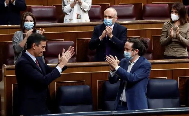 Pedro Sánchez y Pablo Iglesias aplauden después de que el Congreso rechazara la moción de censura de Vox./EFE