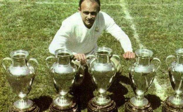 Alfredo Di Stéfano posa con cinco Copas de Europa.