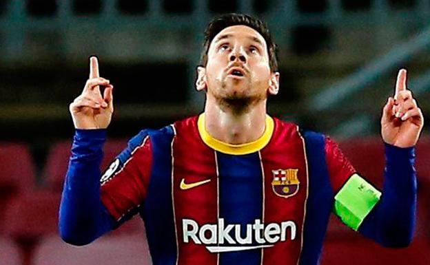 Leo Messi celebra un gol irando al cielo.