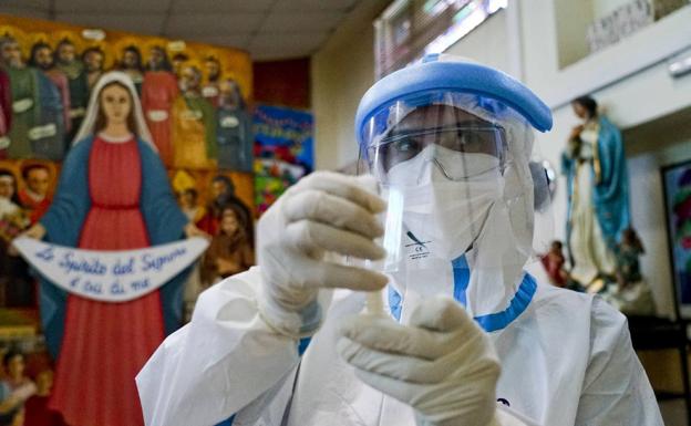 Un sanitario hace las pruebas gratuitas en la iglesia napolitana de San Severo Fuori Le Mura./Afp