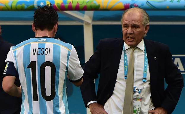 Alejandro Sabella observa a Leo Messi en un partido del Mundial de Brasil. /François-Xavier Marit (Afp)