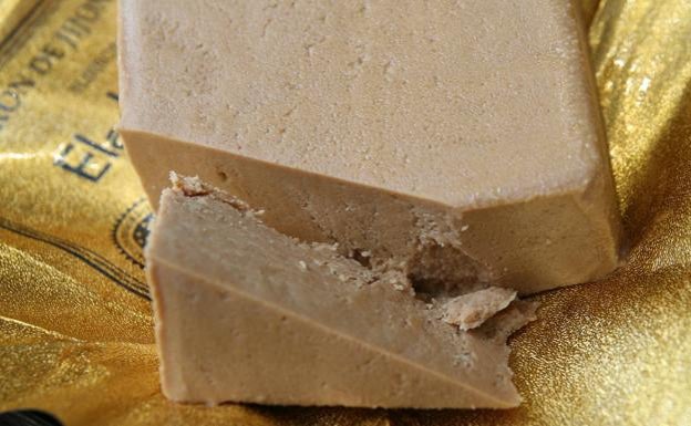 Un trozo de turrón de Jijona es el acompañamiento perfecto a un café o una copa de cava./ LP