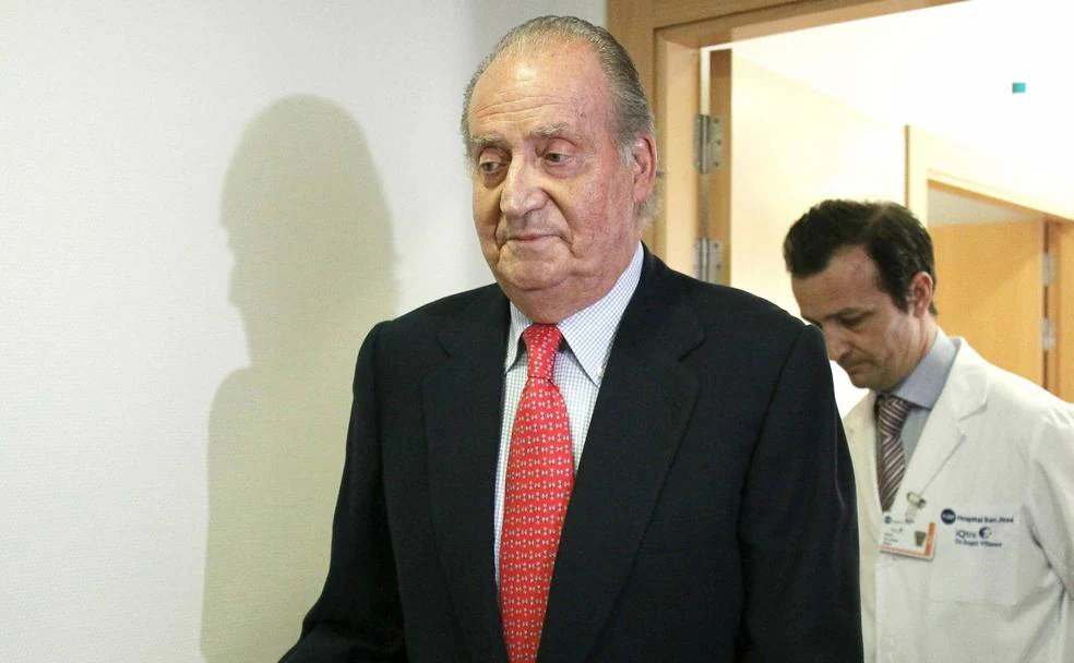 Don Juan Carlos, a su salida de la habitación del hospital madrileño en el que fue atendido tras fracturarse la cadera en Bostbuana, en 2012./EFE