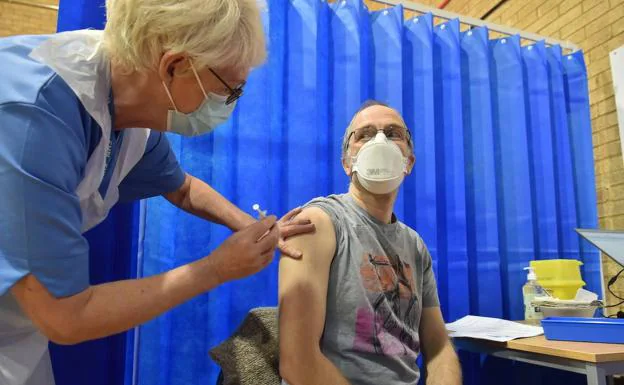Una enfermera vacuna a un paciente contra la covid el pasado 8 de diciembre en Cardiff, Reino Unido./EFE