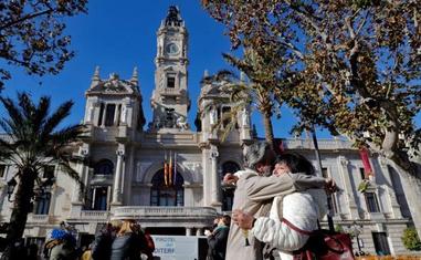 Varias decenas de personas celebran el 'diaviejo' en la plaza del Ayuntamiento de Valencia