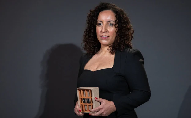 La escritora Najat el Hachmi con su trofeo como ganadora del 77 premio Nadal de novela. /E.P.