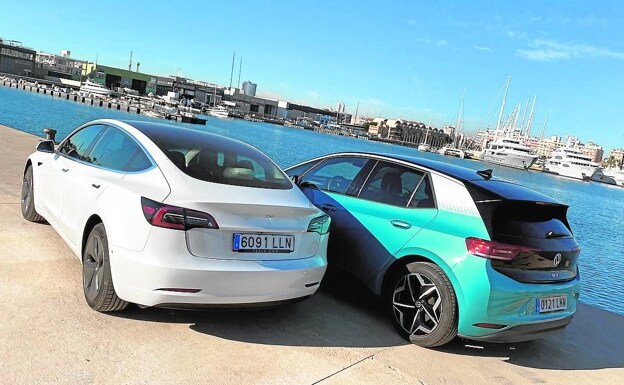 El Tesla carga a mayor potencia y tiene más puntos de recarga en España que su nuevo rival.