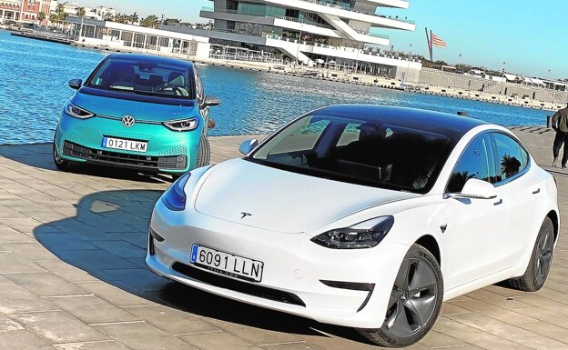 Los dos modelos tienen similar autonomía, 430 km. para el Tesla frente a 420 del Volkswagen./