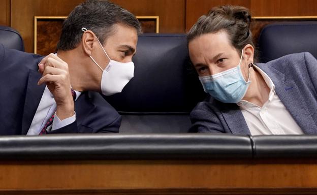 Sánchez e Iglesias conversan el pasado noviembre en el Congreso durante la moción de Vox. /J. L. ROCA