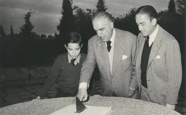 Gregorio Marañón en una imagen de su infancia junto a su abogado y su padre.