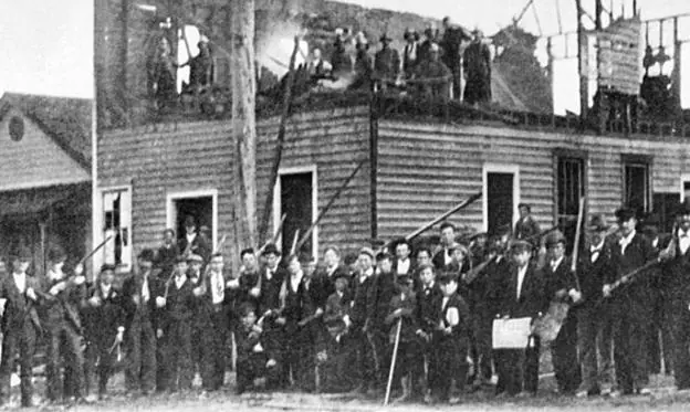 Primer golpe de Estado. Turbas de ciudadanos blancos derrocaron al Gobierno fusionista de Carolina del Norte en 1898./R. C.