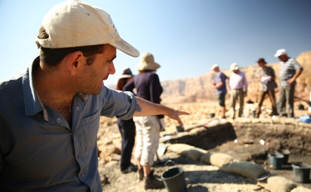 Arqueólogos en el yacimiento del valle de Timna