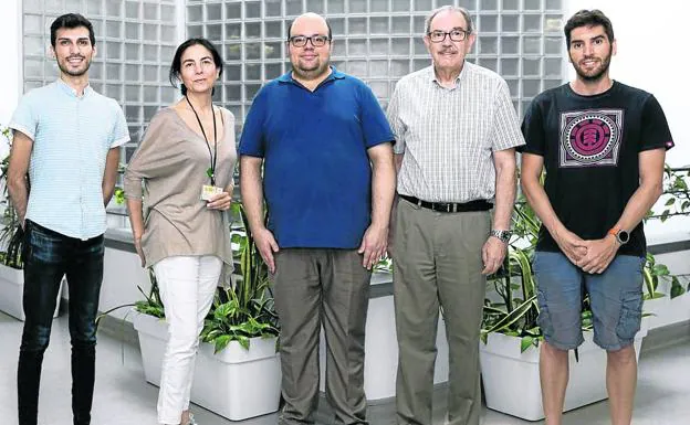 Pedro Alcolea y Vicente Larraga, rodeados de algunos miembros del equipo que trabaja con moléculas sintéticas./P.A.