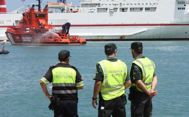 Un policía portuario y dos guardias civiles en el Puerto de Valencia. /LP