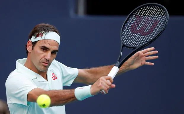 Roger Federer golpea la bola en un partido de marzo de 2019. /EP