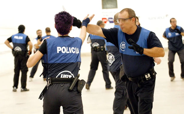 Unas prácticas de defensa personal de policías locales en l'Eliana. /IRENE MARSILLA