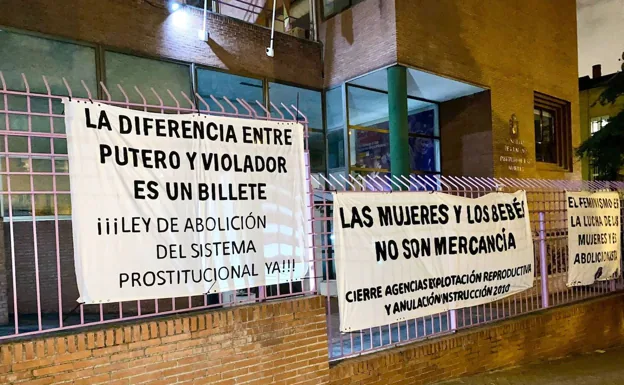Carteles abolicionistas en el Instituto de las Mujeres en Madrid. /EFE